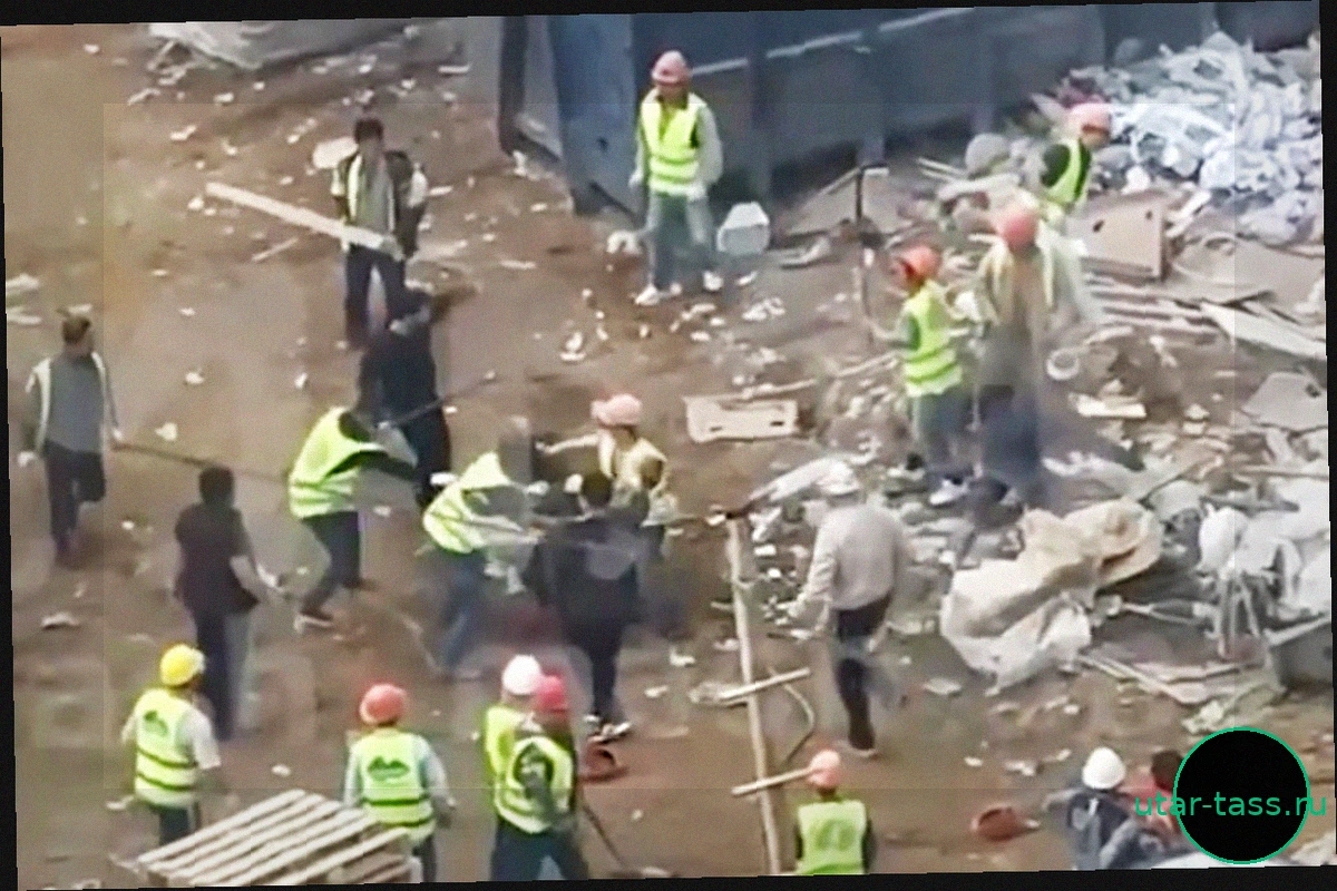 Драку более 20 рабочих с арматурой и кирпичами на стройке в Москве сняли на видео