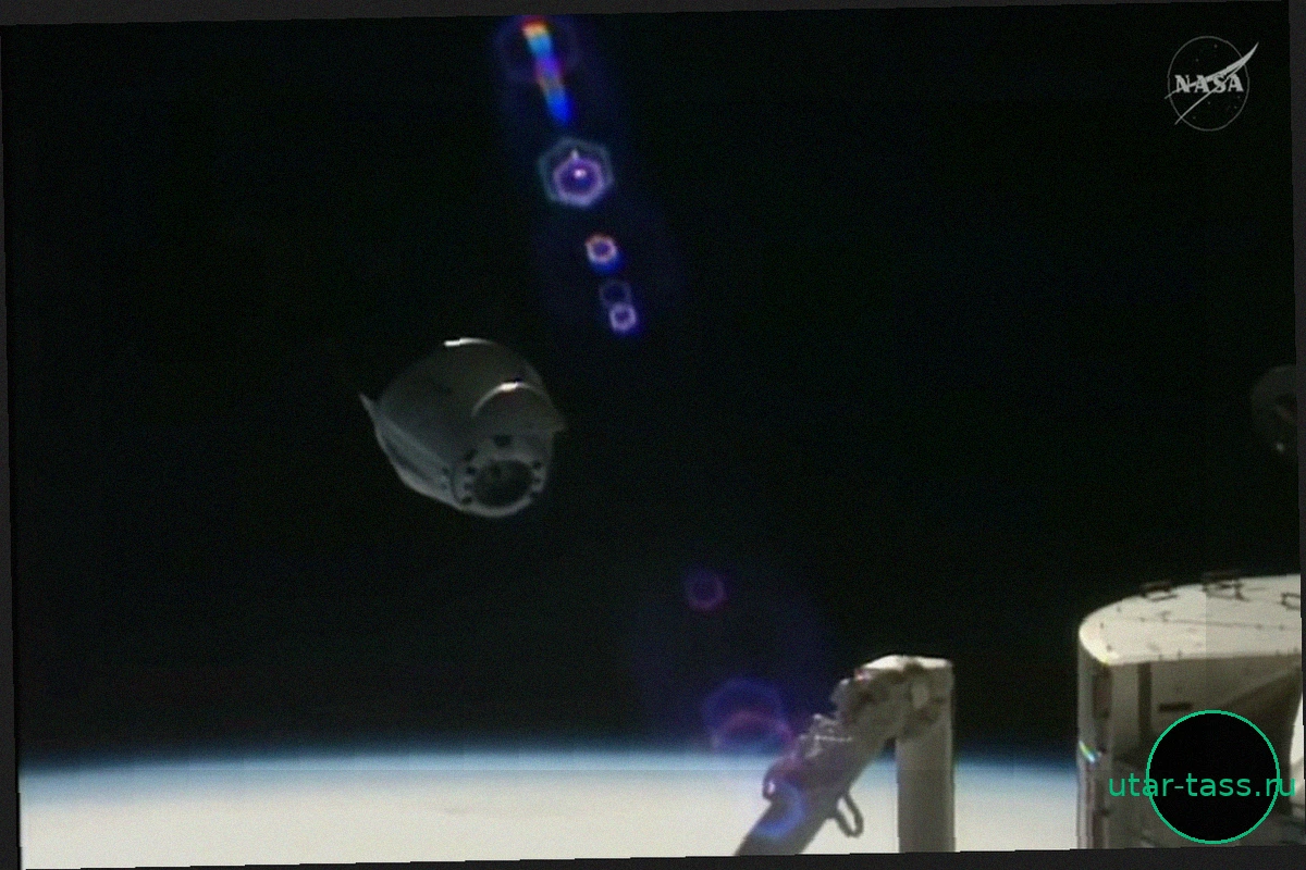 SpaceX Dragon: Грузовой корабль отстыковался от МКС и возвращается на Землю