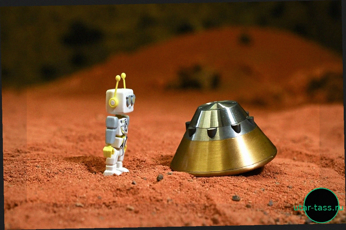 Игрушечный запуск: Миниатюрный космический корабль и астронавт Lego на «марсианской» поверхности